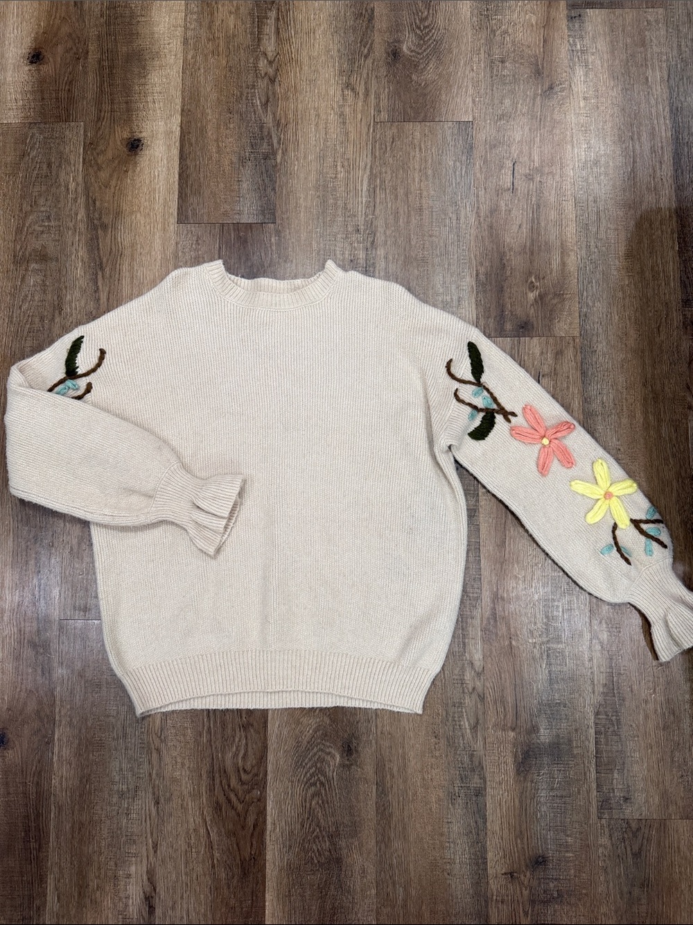 MOD Boutique,Cream Floral-Applique Knit Sweater - Women's